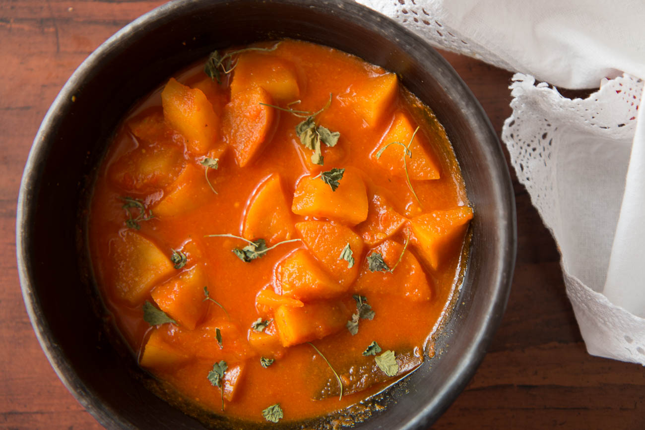 सेब और टमाटर की सब्ज़ी रेसिपी – No Onion No Garlic Spiced Apple Tomato Curry (Recipe In Hindi)